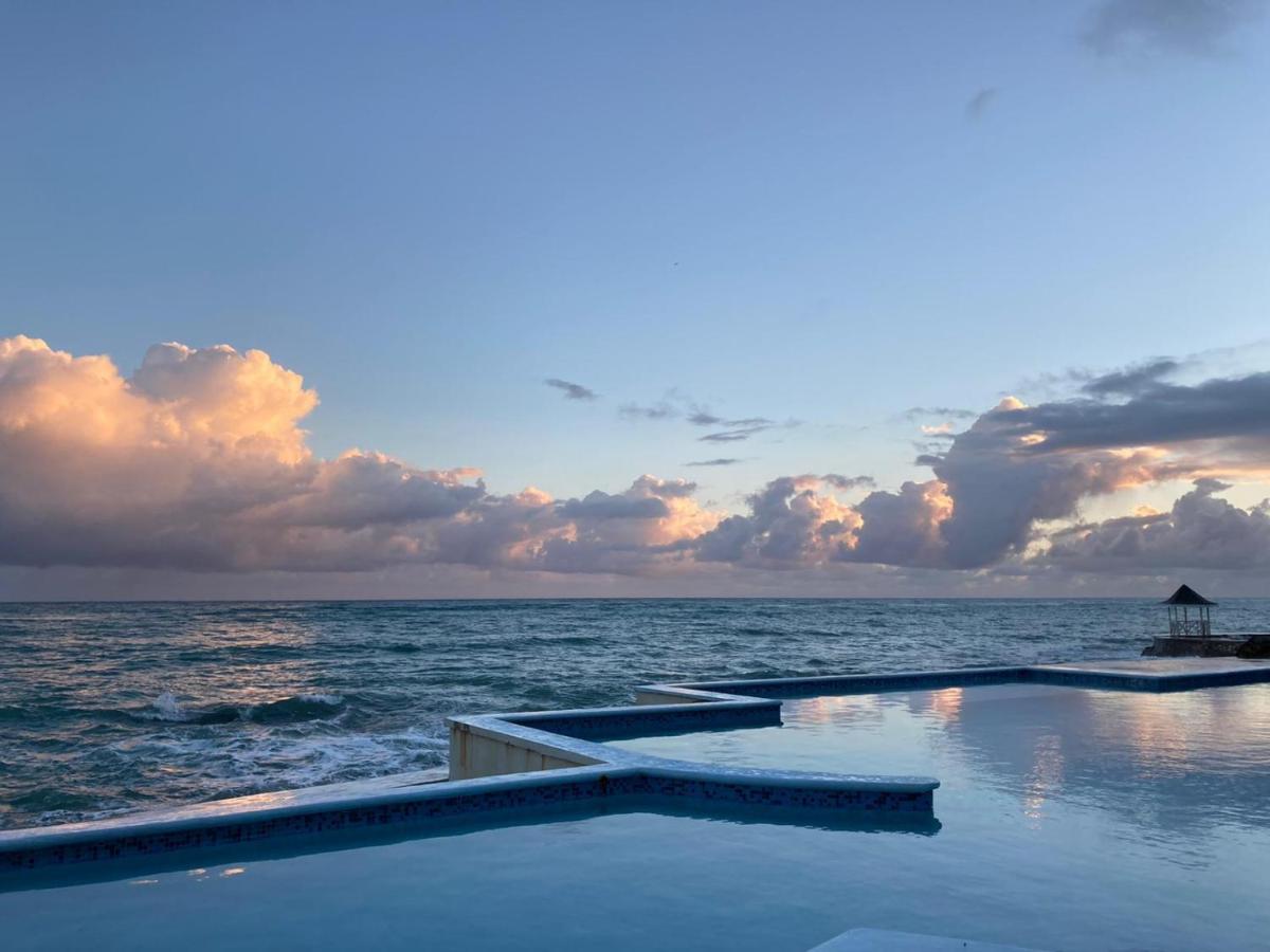 Whispering Seas Oceanfront Suite Ocho Rios Esterno foto