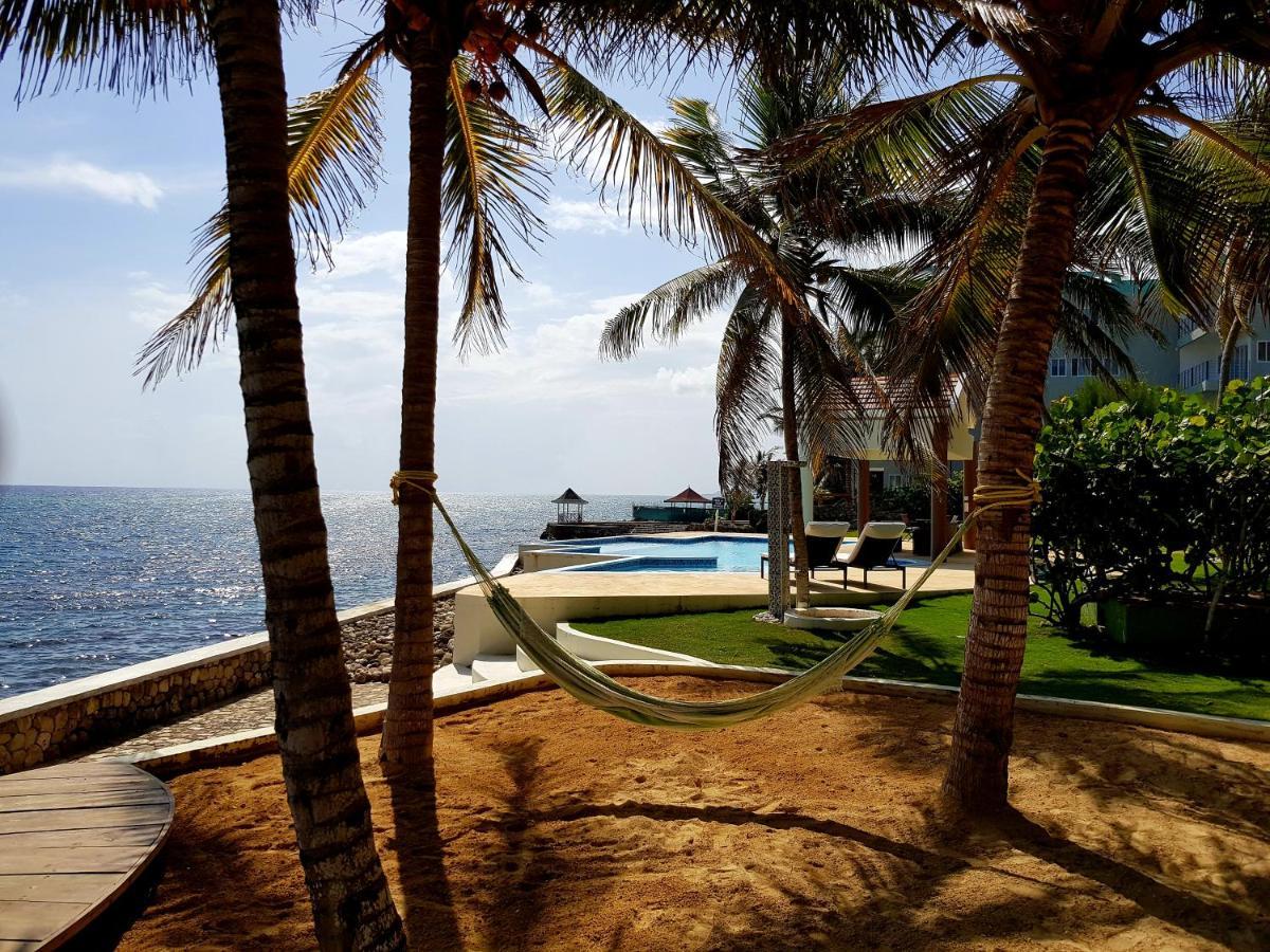 Whispering Seas Oceanfront Suite Ocho Rios Esterno foto