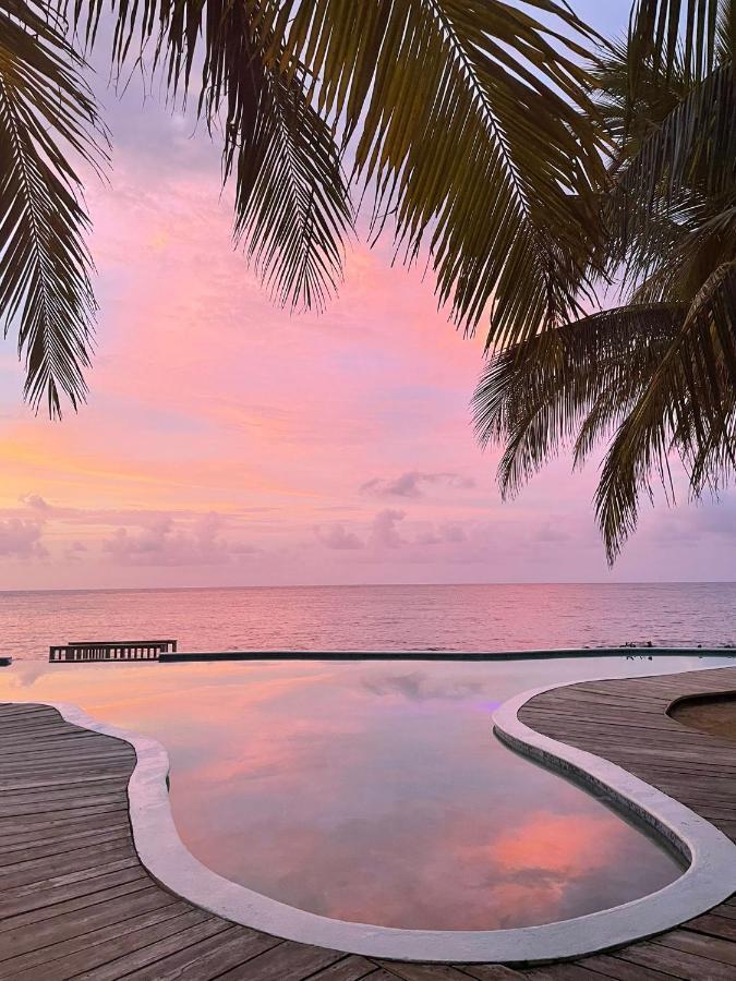 Whispering Seas Oceanfront Suite Ocho Rios Esterno foto